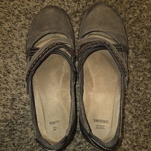 Earth Origins Women's Taupe and Black Flats